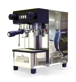 Una máquina de café de acero inoxidable con mango negro sobre fondo blanco.