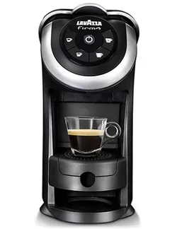 Una máquina de café con una taza de café dentro.