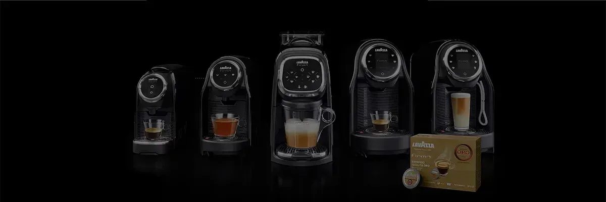 Un grupo de cafeteras sentadas una al lado de la otra en una mesa.