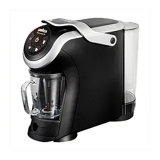 Una cafetera negra y plateada con una taza de cristal sobre un fondo blanco.