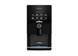 Una máquina de café Lavazza negra sobre un fondo blanco.