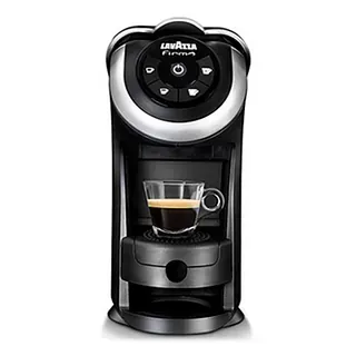 Una máquina de café con una taza de café dentro.