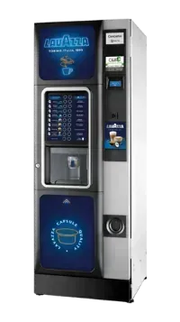 Una máquina expendedora de café Lavazza está sobre una superficie blanca.