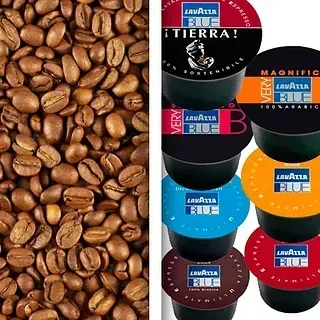 Una pila de granos de café junto a una pila de cápsulas de café Lavazza