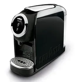 Una cafetera Lavazza negra está sobre una superficie blanca.