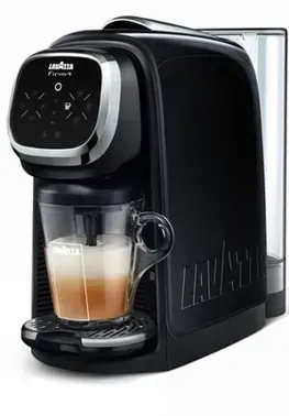 Una máquina de café negro con una taza de café dentro.
