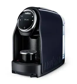Una máquina de café Lavazza negra está sobre una superficie blanca.
