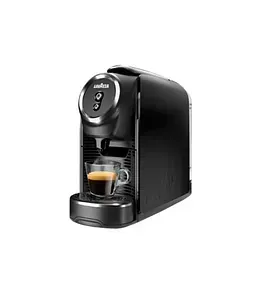Una máquina de café negro con una taza de café dentro.