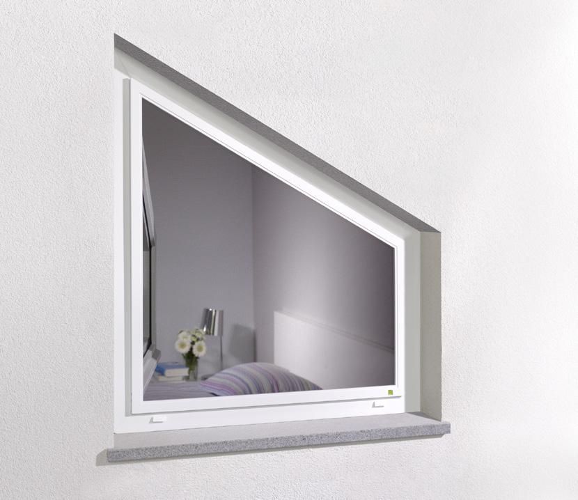 Eine Familie öffnet die Dachfenster in einem hellen Dachzimmer Eine Familie öffnet die Dachfenster in einem hellen Dachzimmer; ein Kind sitzt in der Nähe auf einem Sofa.