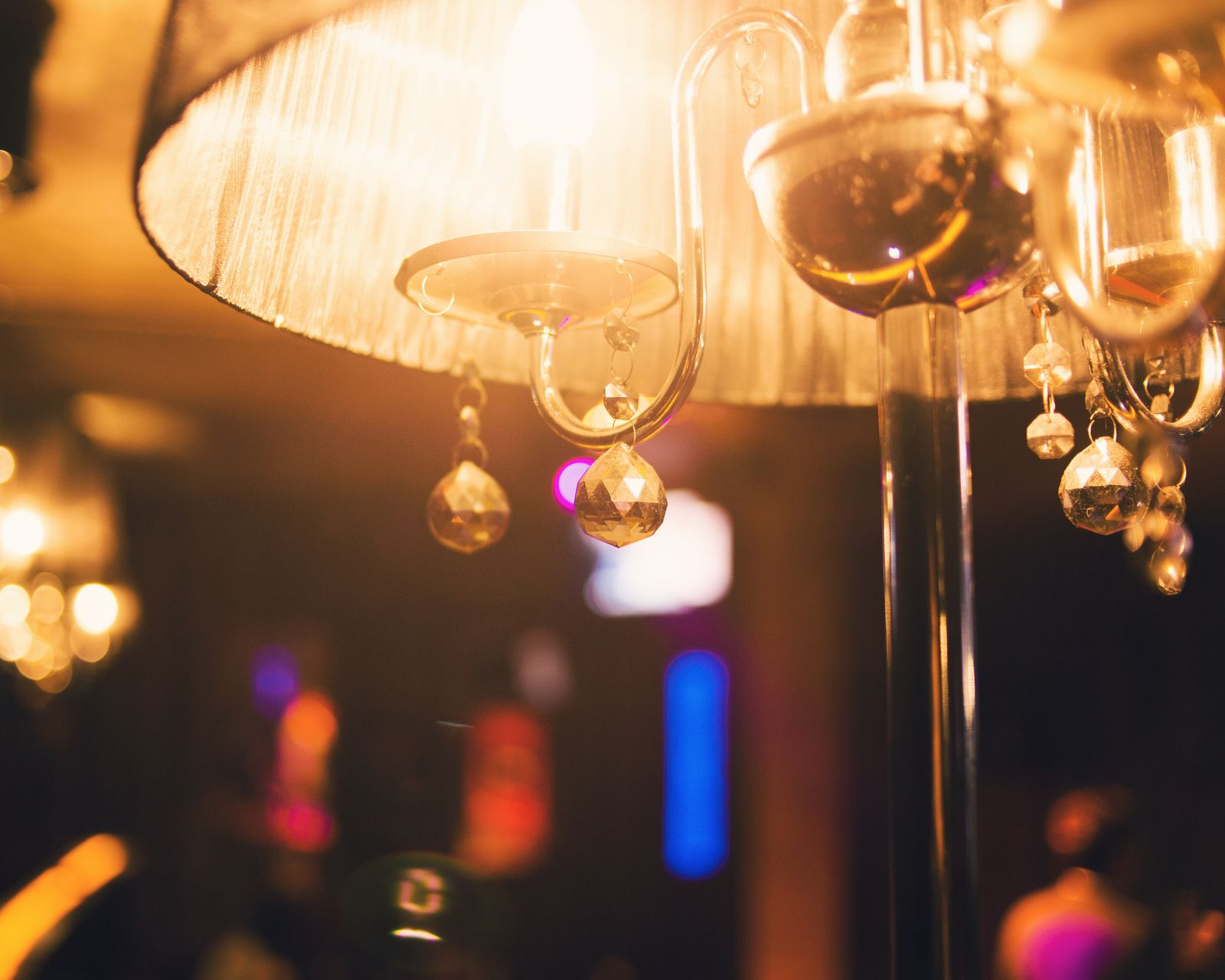 Une lampe allumée en intérieur.