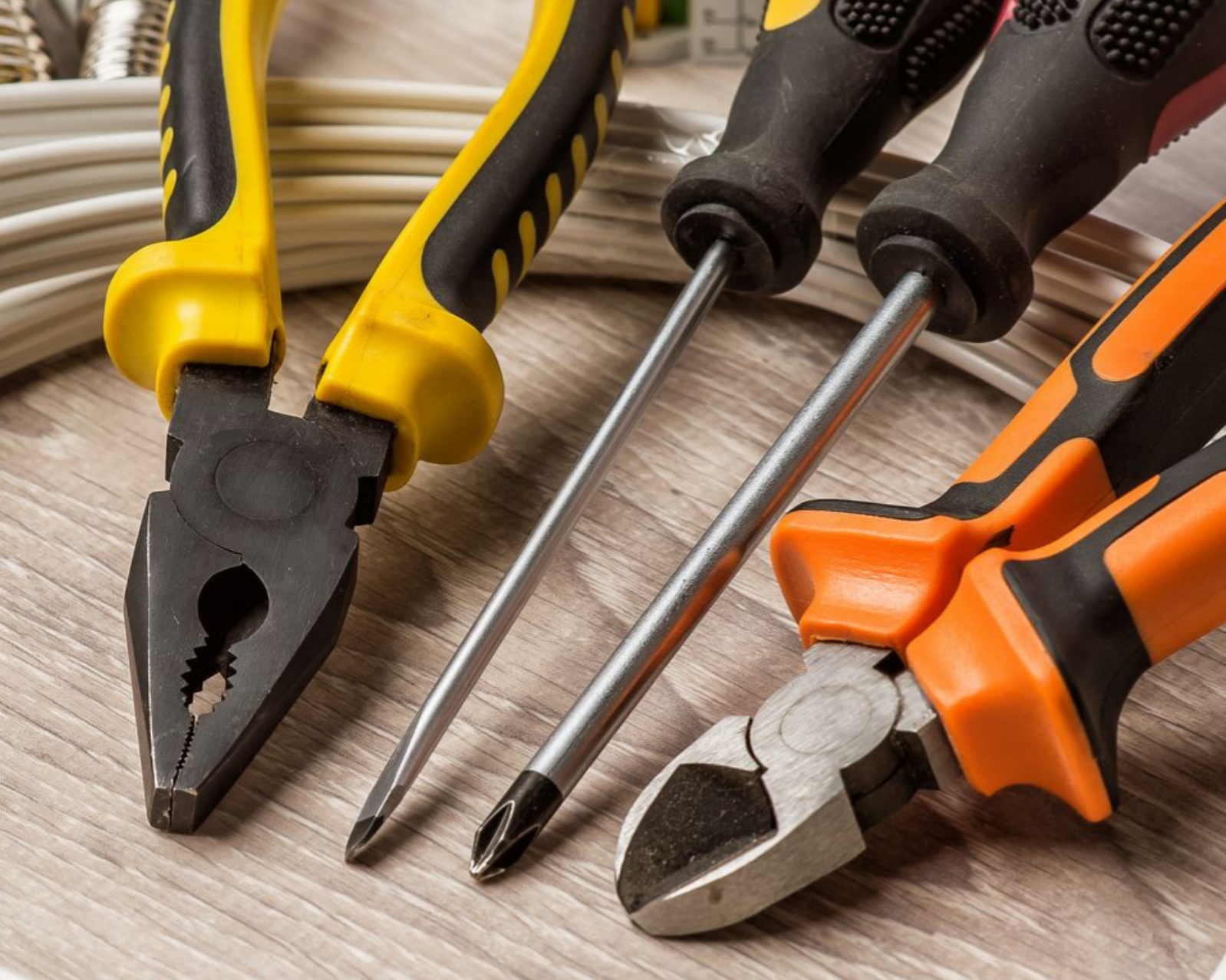 Plusieurs outils de bricolage.