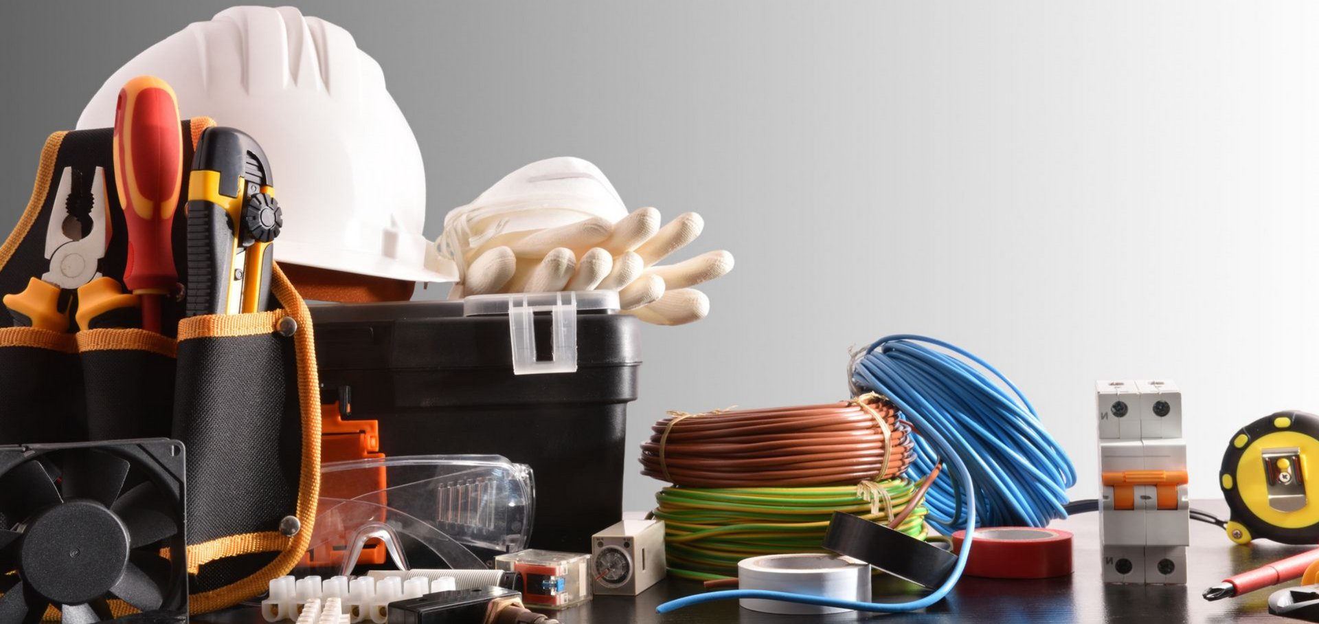 Une collection d'outils et de matériel électrique.