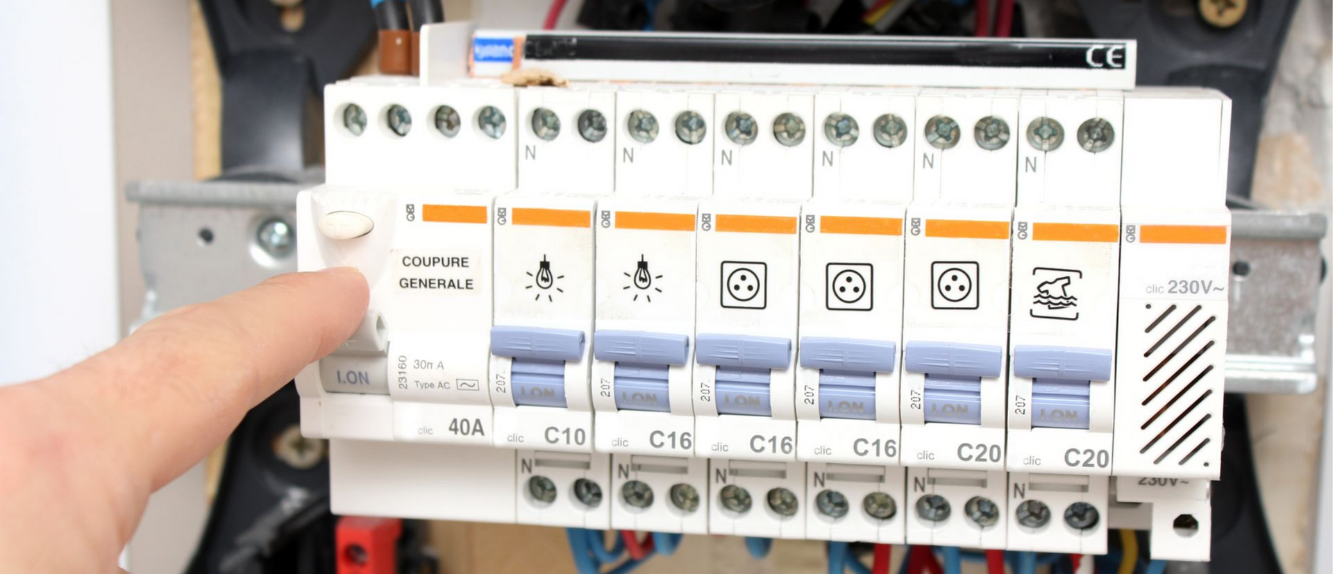 Un disjoncteur avec plusieurs leviers.