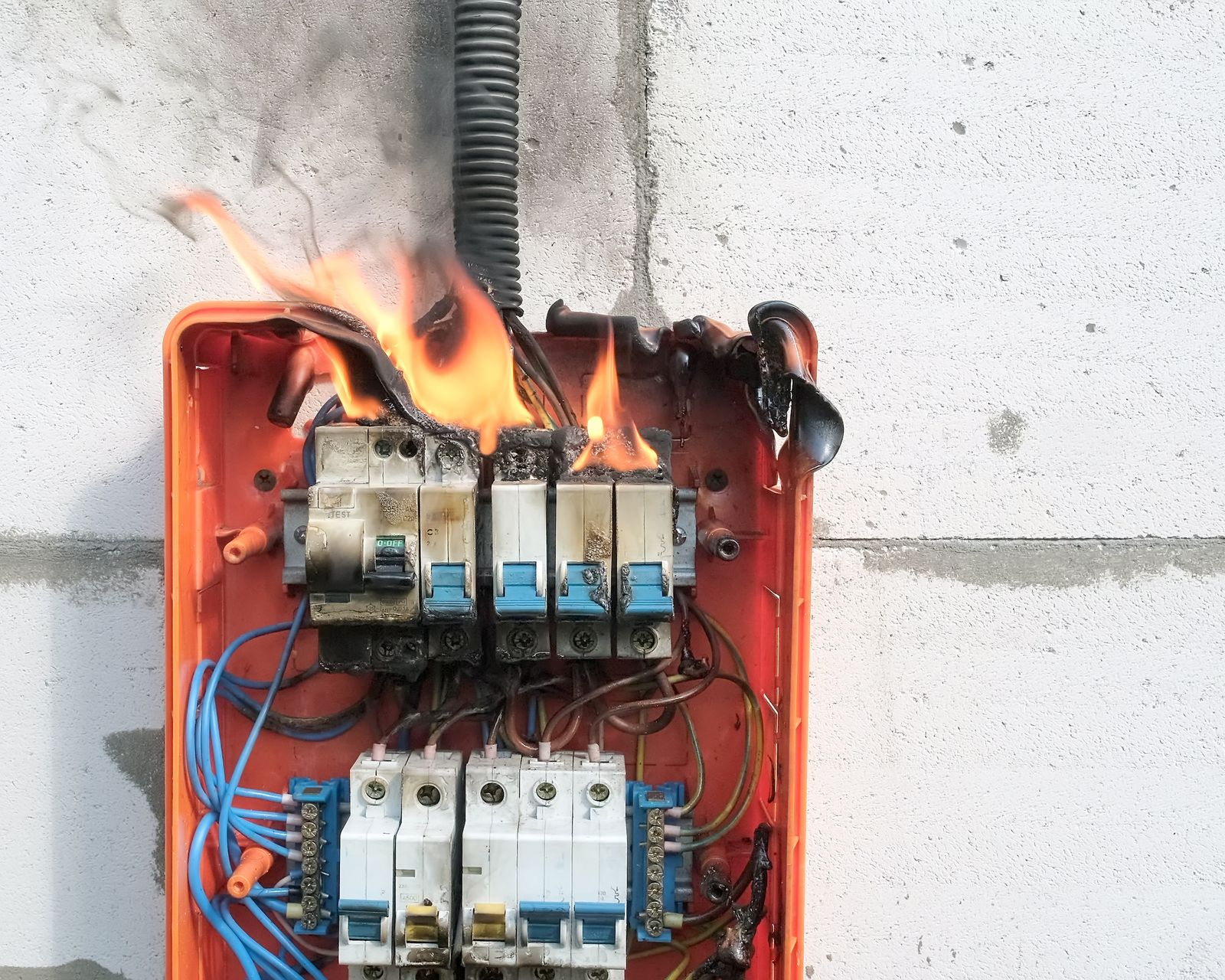 Un disjoncteur en feu.