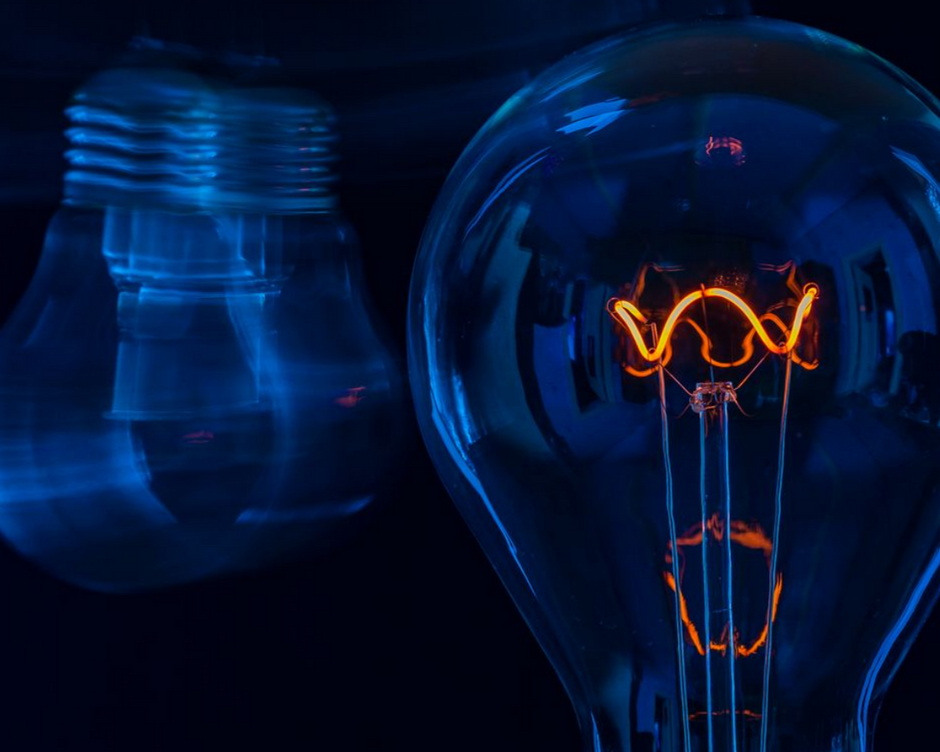 Deux ampoules dans l'obscurité.