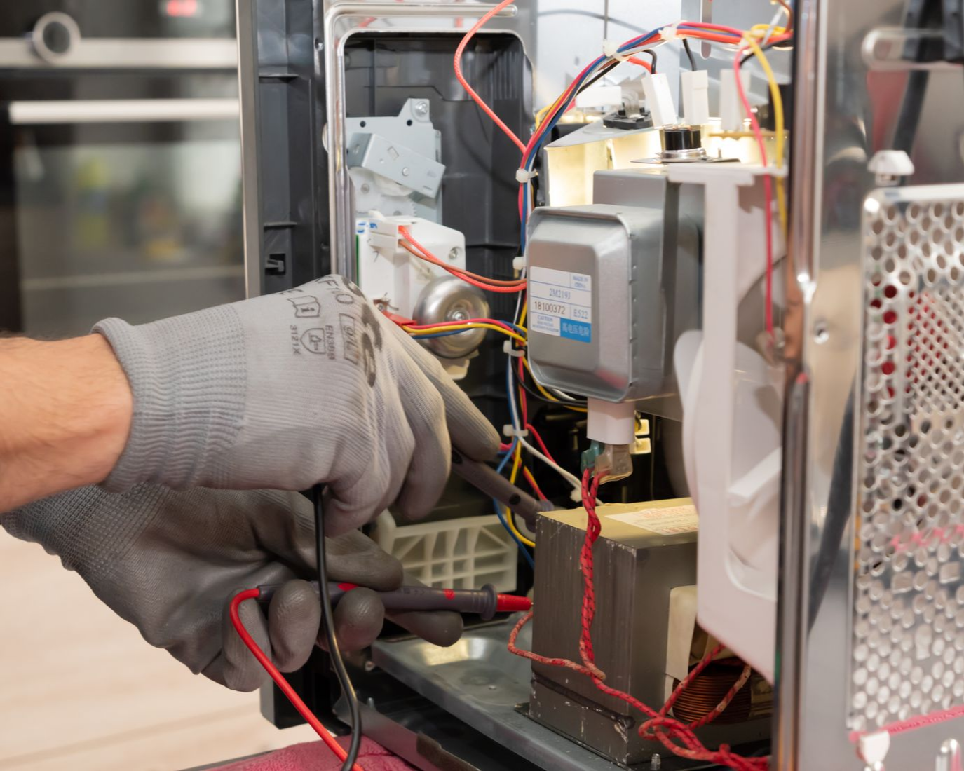 Un technicien intervenant sur un réseau électrique.
