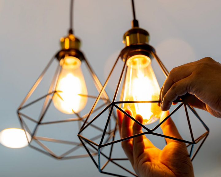 Une personne en train d'ajuster des ampoules.
