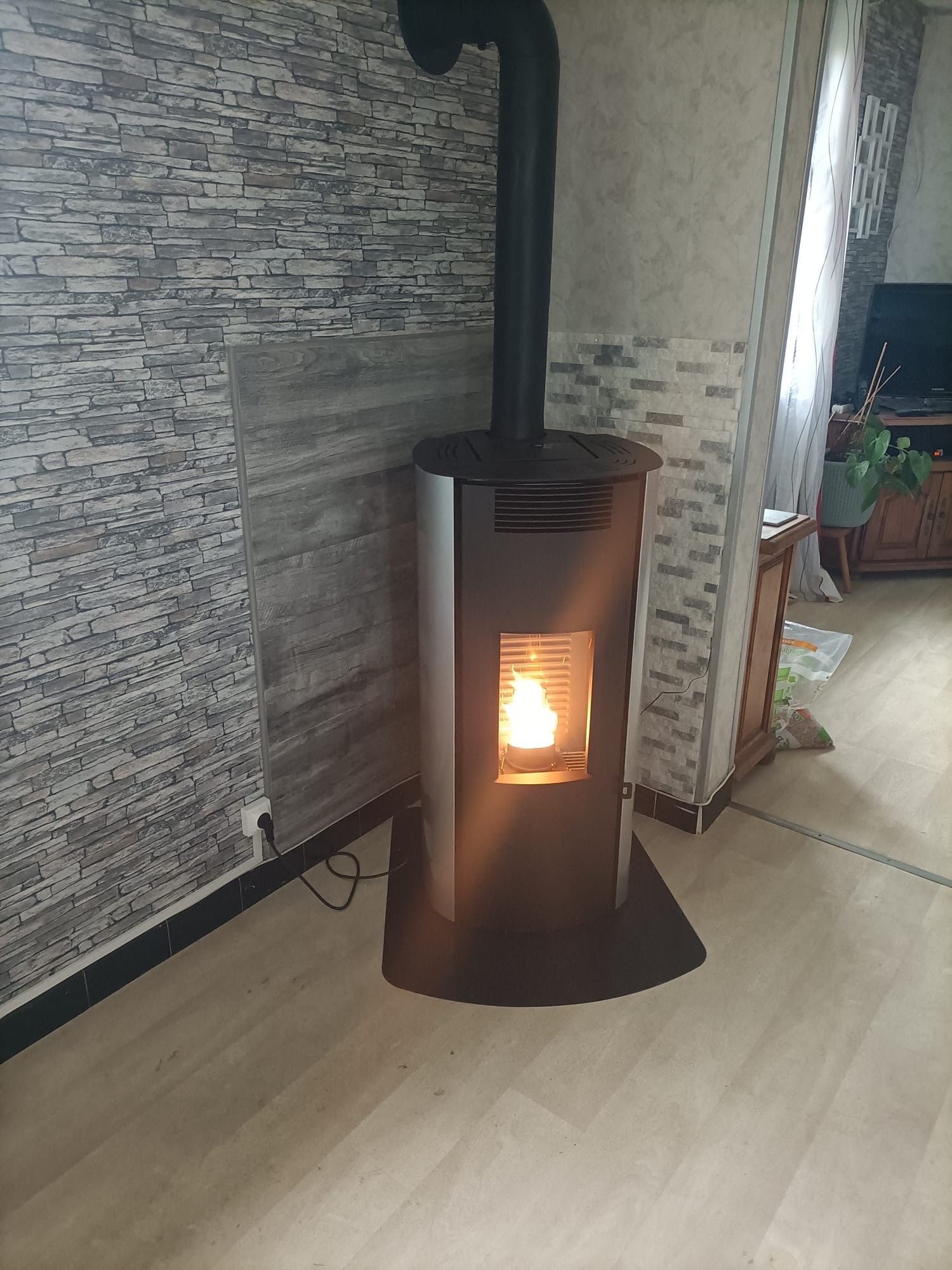 Professionnel installant un radiateur neuf dans une maison en construction