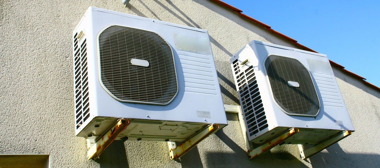 Pompes à chaleur sur un mur en extérieur