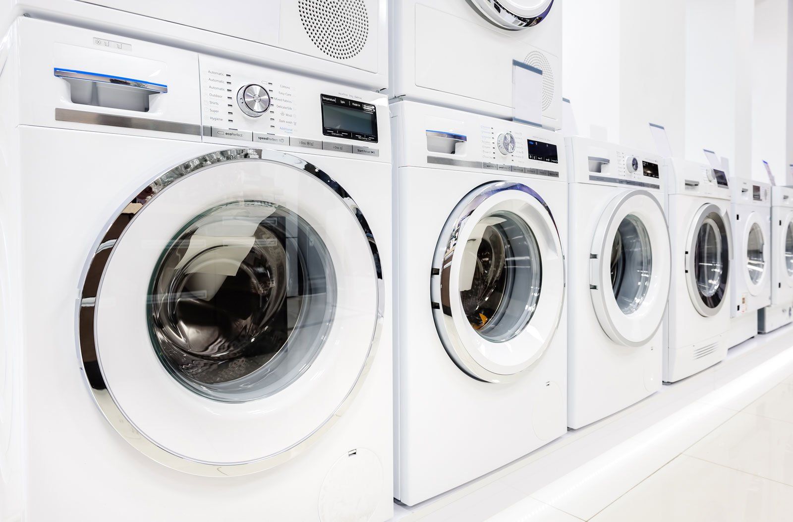 Lave-linge empilés et alignés