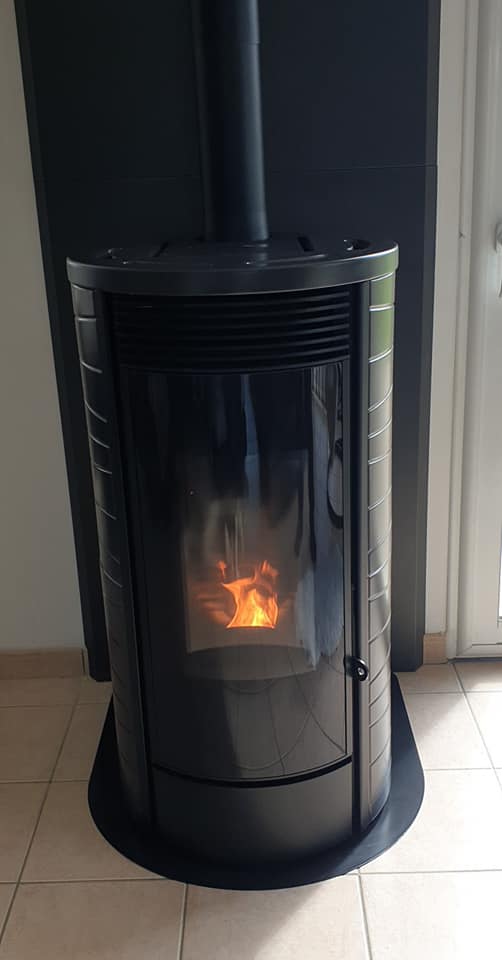 Poêle à bois moderne posé sur un sol en carrelage