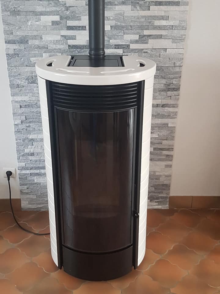 Poêle à bois devant un mur décoré en pierres