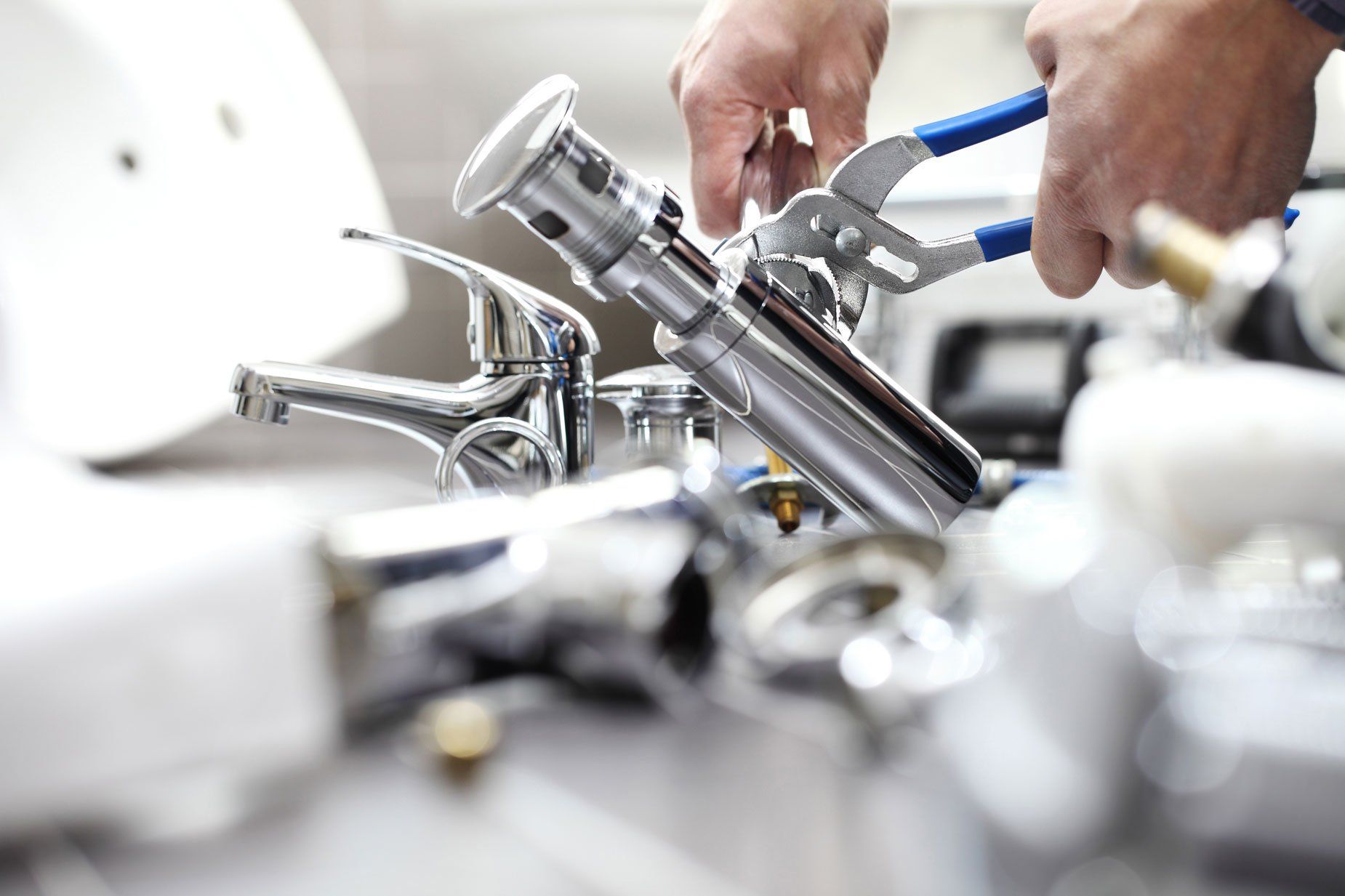 Professionnel réparant de la tuyauterie