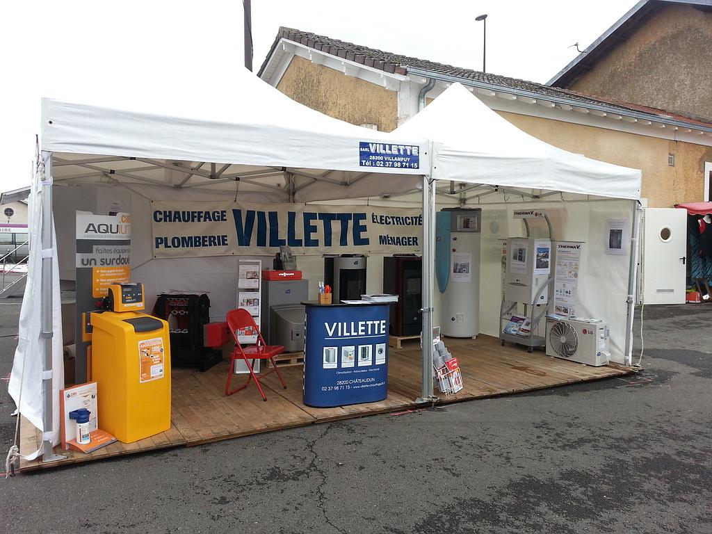 Stand extérieur de découverte de l'entreprise Villette avec électroménager, adoucisseur d'eau, chaudière et pompe à chaleur