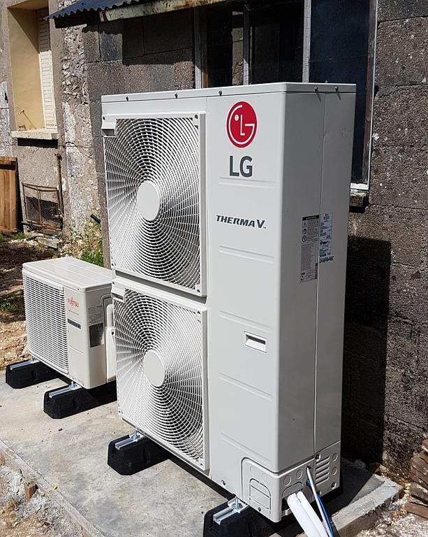 Pompes à chaleur sur un mur en extérieur de la marque LG