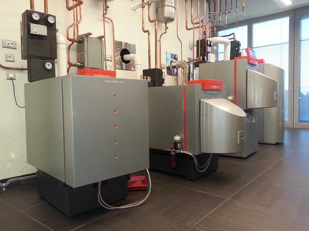 Plusieurs grosses chaudières neuves grises