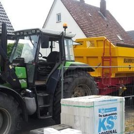 Steinkamp Baumaschinenverleih und Erdarbeiten Trecker in einem Wohngebiet