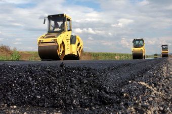 Baumaschinen mit Walze auf einer Straße