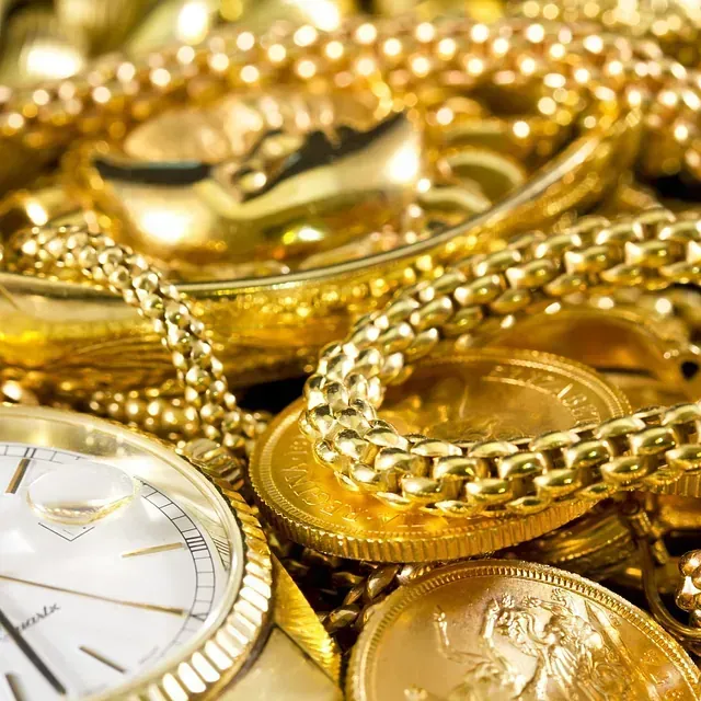Una pila de joyas de oro que incluía un reloj y monedas.