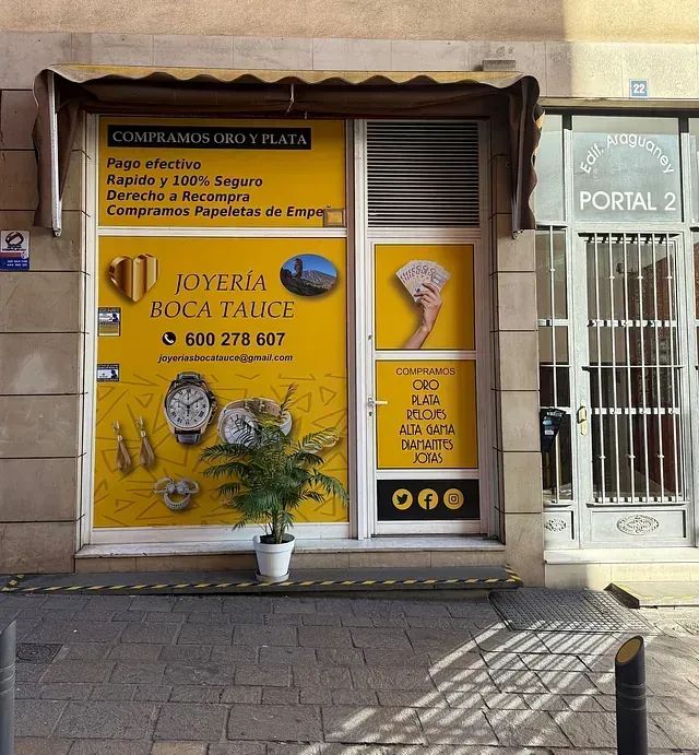 Un escaparate con un cartel que dice joyería boca talice