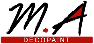« MA » en caractères noirs style coup de pinceau avec un point rouge et le triangle du A, « DECOPAINT » sur un rectangle rouge.