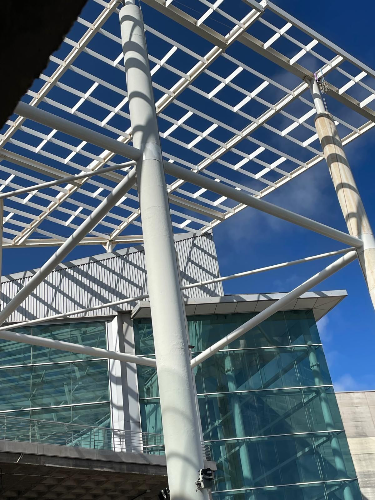 Mirando hacia el techo de un edificio con un cielo azul de fondo
