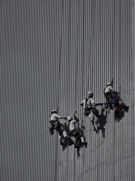 Un grupo de personas está trepando por una pared.