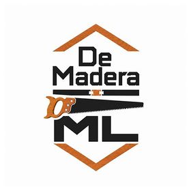 Logotipo de De Madera ML con techo marrón, texto negro y gráfico de una sierra sobre fondo blanco.