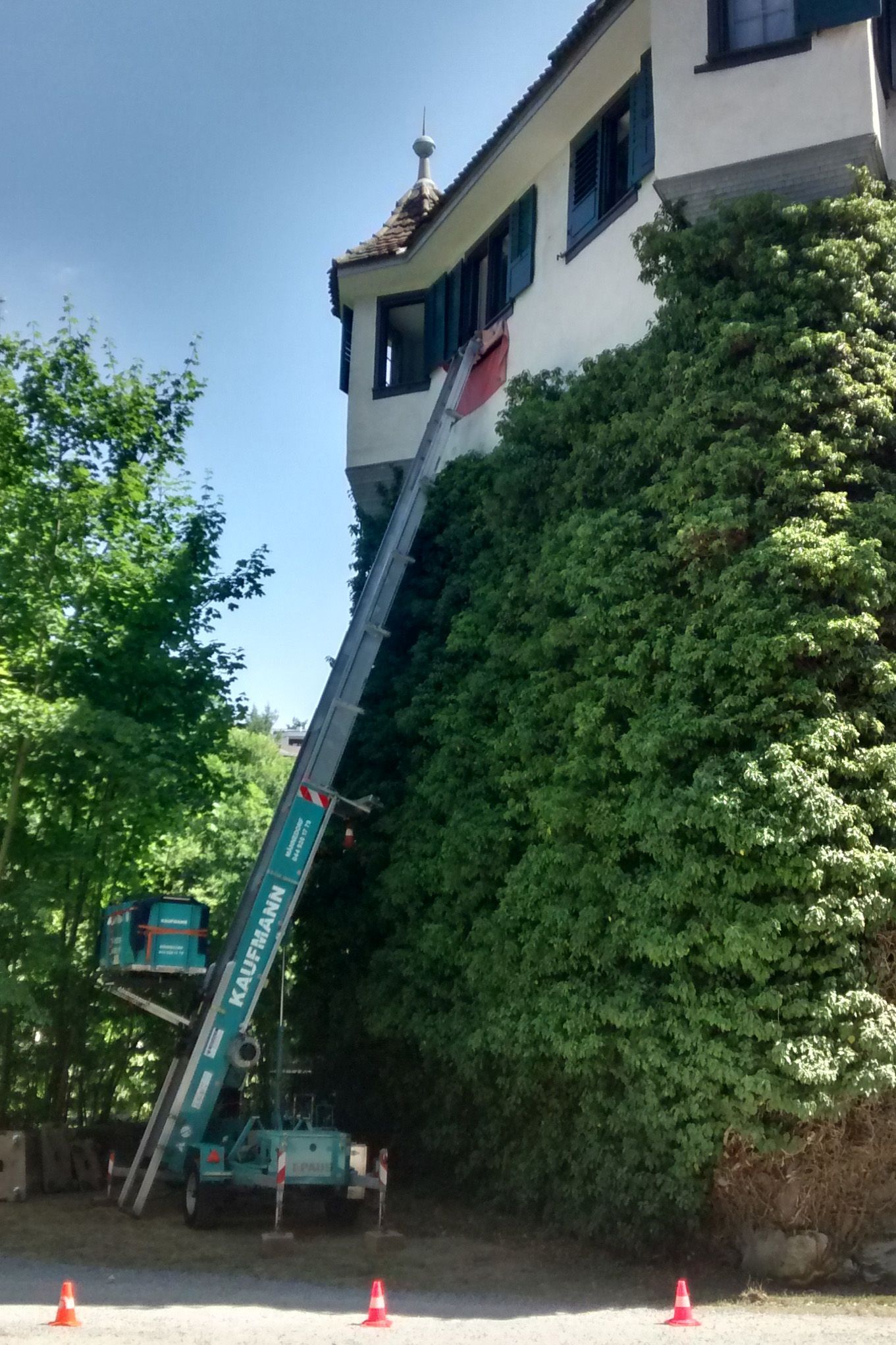 Möbellift am Hardturm Zürich - Kaufmann Transporte