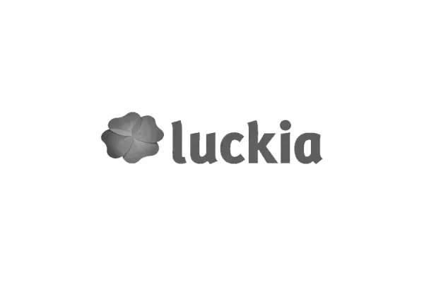 Logotipo de Luckyia en letras minúsculas grises con un icono en forma de trébol sobre un fondo blanco.