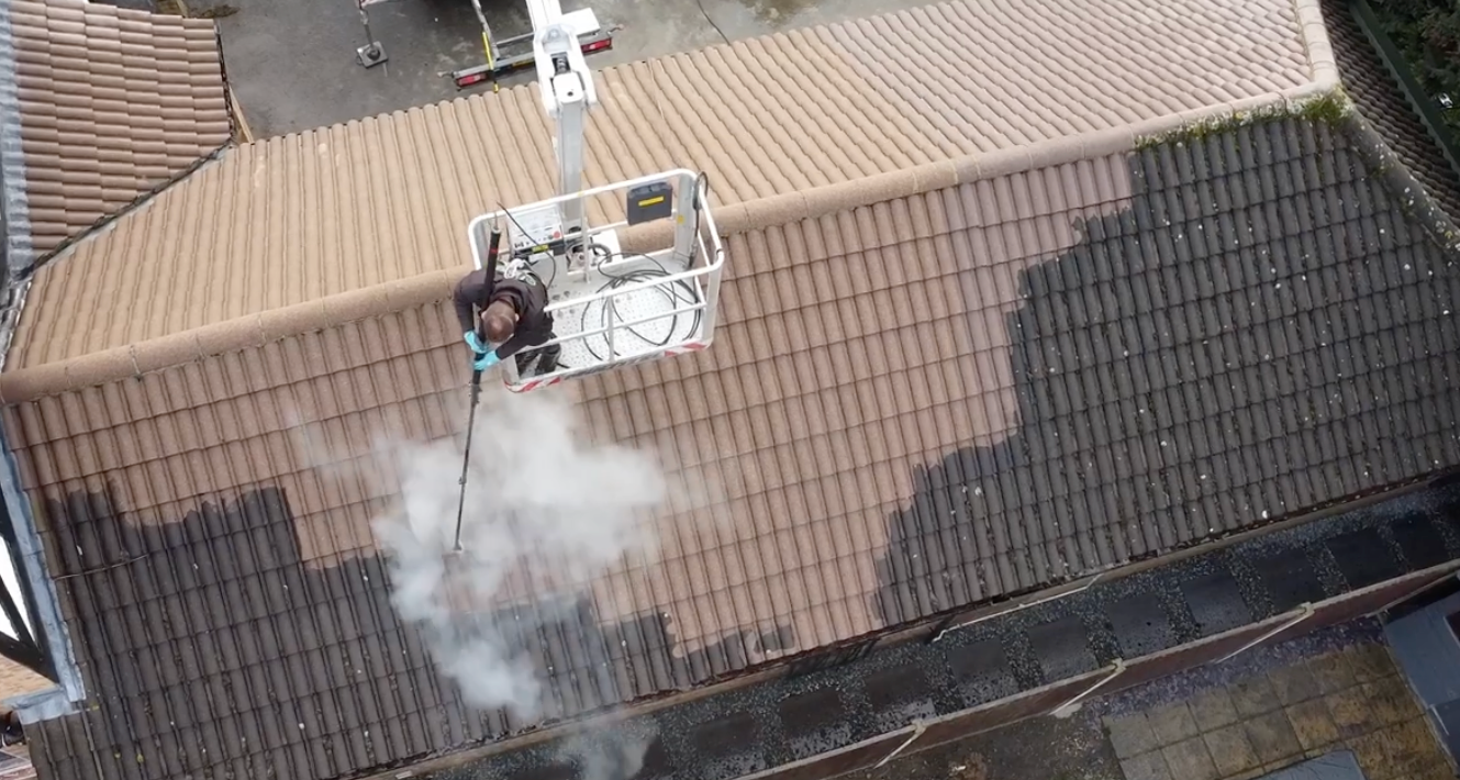 Gros plan sur des toits de tuiles en terre cuite orange.