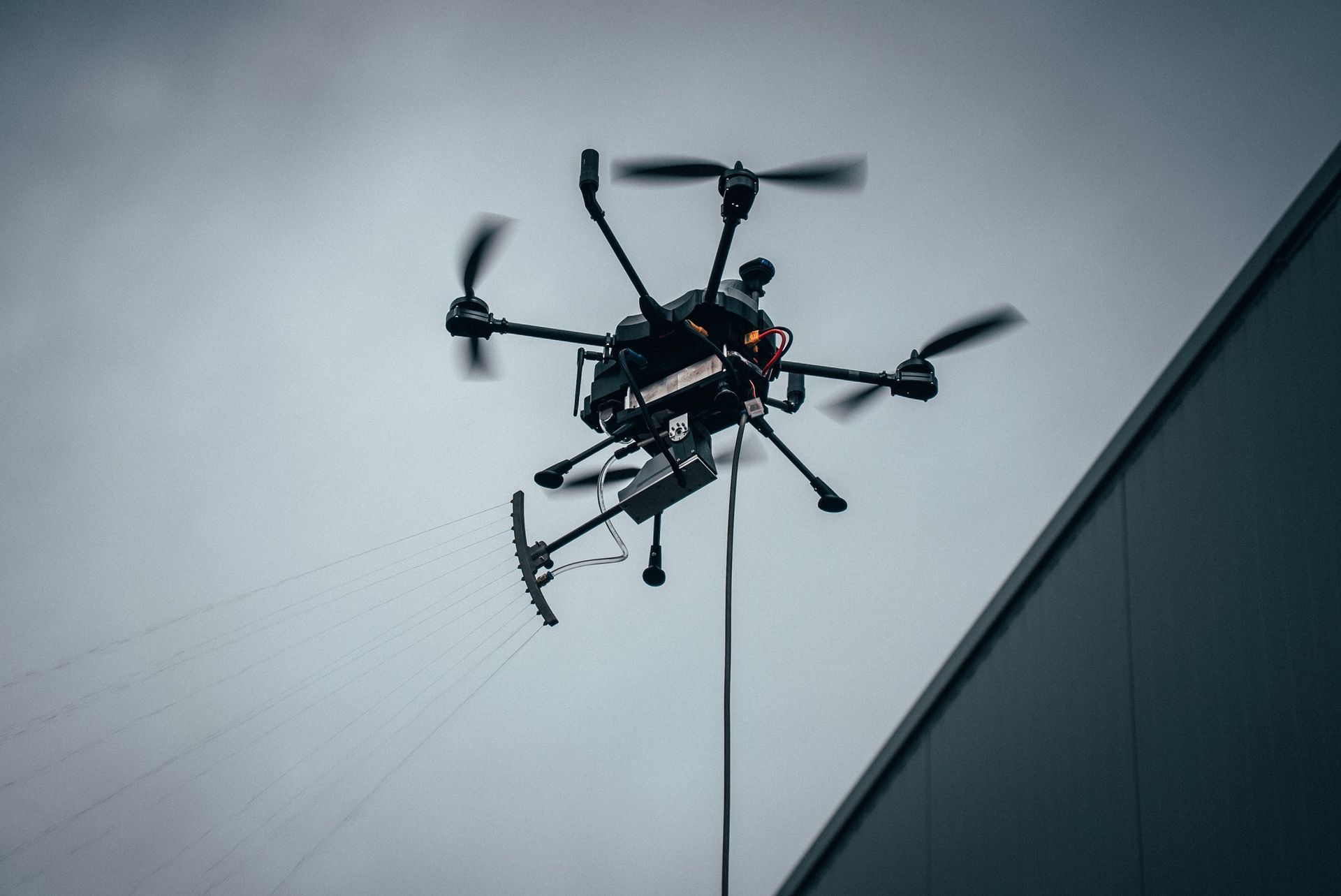 Un drone survole la zone à nettoyer.