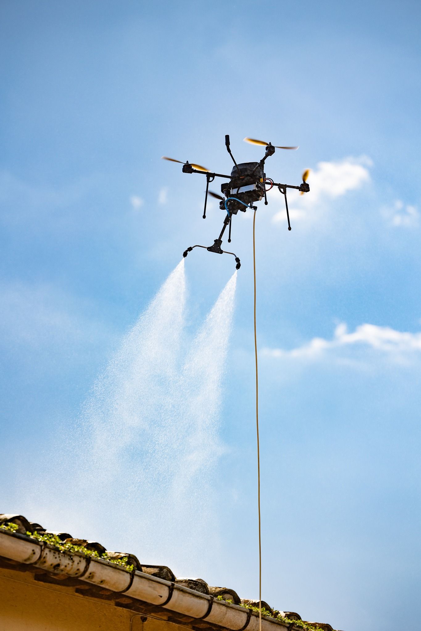 Vers la page Nettoyage de toitures par drone.