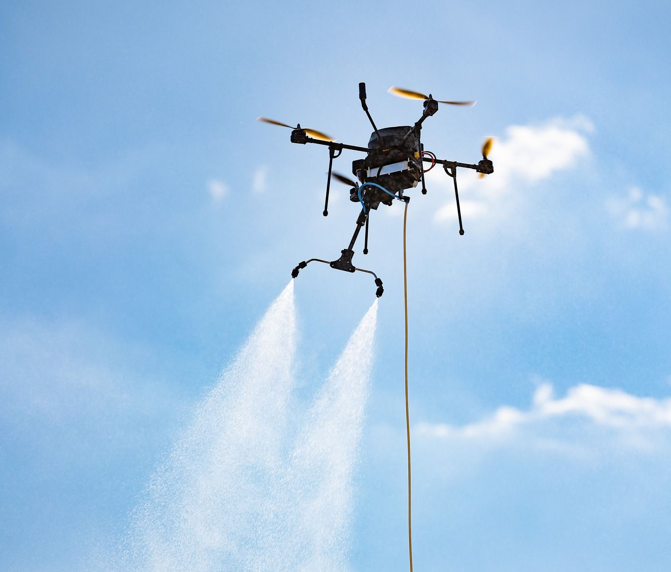 Un drone qui réalise une pulvérisation de toiture.