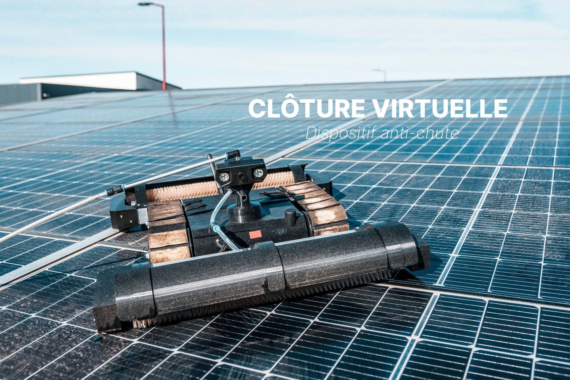 Robot nettoyeur de panneaux solaires sur un toit.