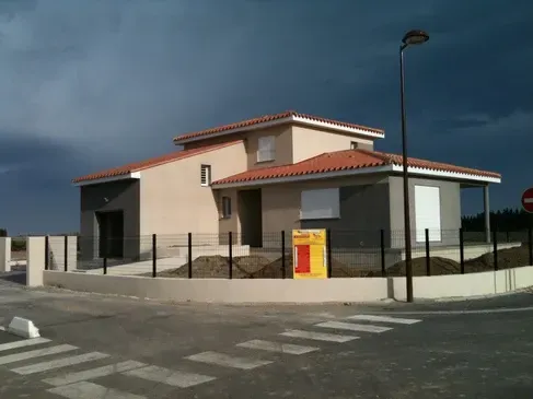 Maison sous un ciel gris