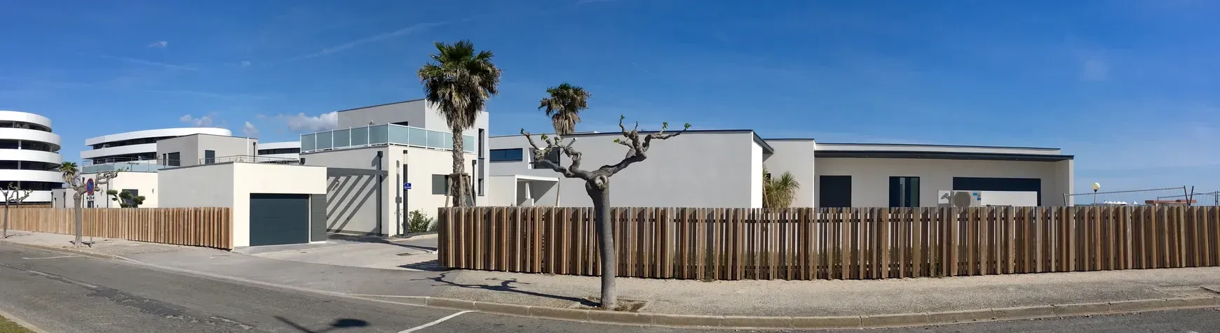 Photo de maison blanche avec une clôture