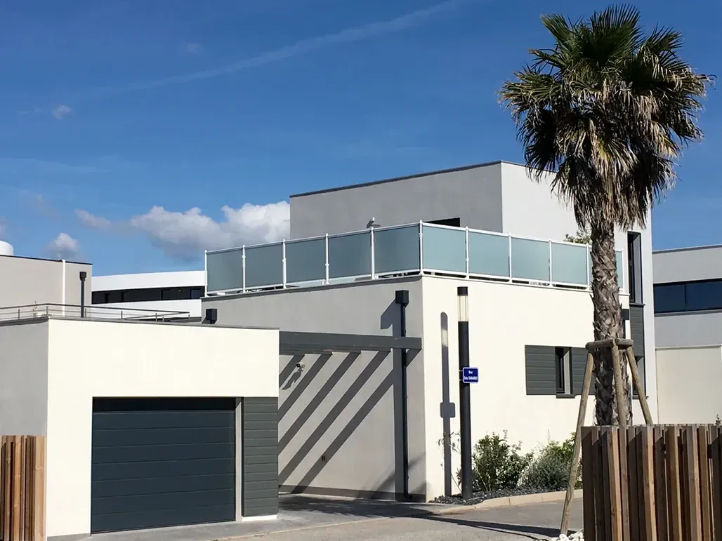 Photo de maison blanche avec un arbre