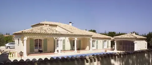 Villa avec des colonnes