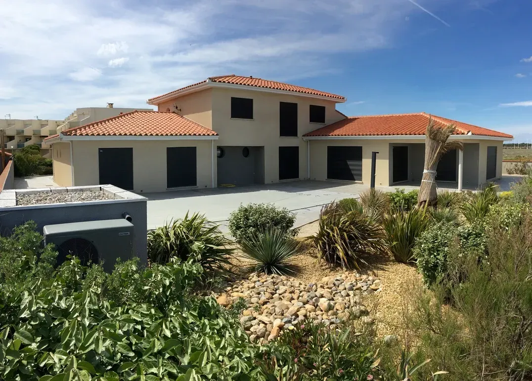 Photo de maison avec un jardin